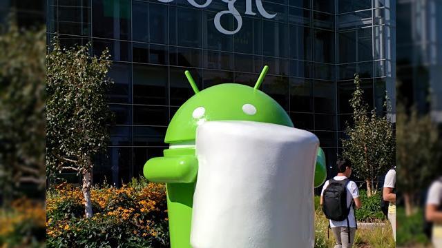 <b>Android Marshmallow e numele oficial al lui Android M; Noua mascotă montată pe peluza Google confirmă acest lucru</b>De vreme ce ultimele zvonuri despre viitoarele telefoane Nexus produse de Huawei şi LG vorbesc despre o lansare &icirc;n septembrie sau octombrie, ar fi cazul să &icirc;nceapă şi invitaţiile sau indiciile la nivel oficial, nu doar scăpări. Si...