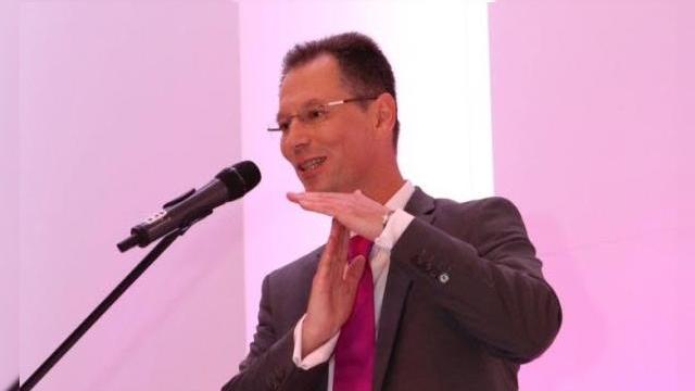 <b>Piaţa de cartele prepay e în scădere şi sub presiune, din cauza abonamentelor prea accesibile, consideră şeful Telekom Romania</b>Şeful Telekom Romania, Nikolai Beckers a făcut o serie de declaraţii interesante cu privire la piaţa de telefonie mobilă din ţara noastră, el fiind citat de către Ziarul Financiar. Aflăm cu această ocazie şi detalii interesante legate de...