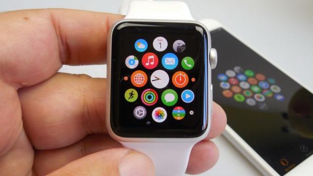 <b>Apple Watch Review: asul din mânecă nu înseamnă partidă câştigată mereu (Video)</b>Apple Watch este primul smartwatch al companiei din Cupertino, el fiind lansat în magazine în luna aprilie a acestui an. Ceasul a sosit în teste la Mobilissimo.ro fix la mijlocul verii, ideal pentru a fi pus la treabă în regim de...
