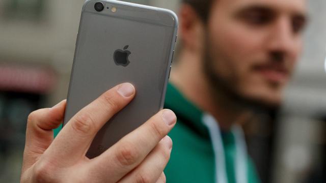 <b>Apple începe să înlocuiască modelele iPhone 6 Plus care au o problemă cu camera</b>Se pare că unii dintre cei care cumpărat modele iPhone 6 Plus în intervalul septembrie 2014 - ianuarie 2015 s-au ales cu terminale ce au probleme cu camera. Câteva cazuri de acest gen au fost confirmate deja şi se pare că e vorba de o...
