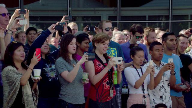 <b>Atunci şi acum: bossul Microsoft "juca în picioare" un iPhone, iar angajaţii Google foloseau modele iOS fără probleme...</b>Atunci când am văzut fotografia de mai jos, realizată în campusul Google, mi-am amintit de această ştire. Observaţi că angajaţii marelui G pozează fără probleme probabil mascota Marshmallow folosind şi modele iPhone, printre altele....