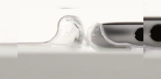 <b>Husele lui iPhone 6s şi diferite scăpări confirmă o grosime mai mare decât a predecesorului (Video)</b>O serie de huse pentru iPhone 6s au confirmat o creştere în grosime a noului model cu 0.4 mm faţă de predecesorul său. Avem şi un clip mai jos în care husa unui iPhone 6 e comparată cu cea a noului model. Site-ul german...