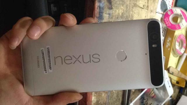 <b>Huawei Nexus 2015 apare în imagini hands on sub formă de prototip; Se reconfirmă șasiul metalic şi modulul masiv al camerei</b>Huawei Nexus 2015 şi LG Nexus 2015 au avut parte de foarte multe randari &icirc;n ultimele săptăm&acirc;ni, dar azi vedem şi imagini hands on, cel puţin cu modelul Huawei. Aşteptam aceste smartphone-uri &icirc;n luna octombrie, la pachet cu Android...