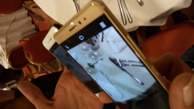 <b>Noi fotografii hands on cu Huawei Mate S îl compară cu iPhone 6</b>Fie ca următorul phablet Huawei se va numi Mate 8 sau Mate S, un lucru e sigur: el va debuta pe 2 septembrie, la IFA 2015. P&acirc;nă atunci mai vedem o serie de fotografii hands on cu noul venit, cam blurate ce-i drept, dar cu avantajul că ele compara...