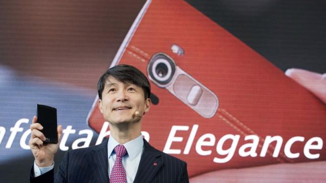 <b>LG confirmă sosirea încă unui flagship în trimestrul 4, dar nu va chiar modelul</b>LG nu se mulţumeşte doar să impresioneze cu modelul G4 &icirc;n acest an şi mai pregăteşte &icirc;ncă un flagship pentru finalul lui 2015. Ştiam că se pregăteşte ceva deosebit pentru perioadă a doua a anului &icirc;ncă din martie, atunci...