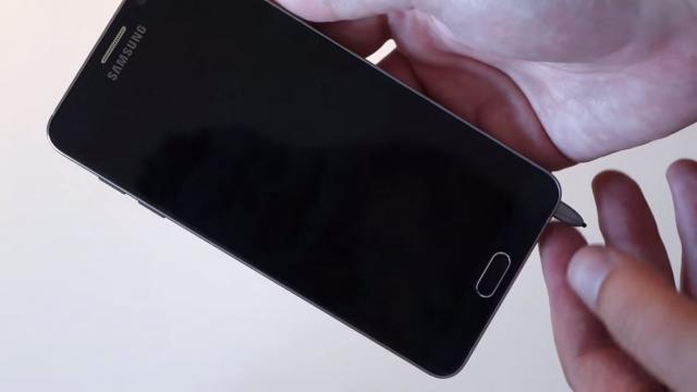<b>Stylusul lui Galaxy Note 5 se blochează iremediabil înăuntru dacă e introdus greşit; Iată ce se întâmplă (Video)</b>Suntem oameni deci greşim, dar uneori greşelile noastre aplicate la terminale mobile &icirc;nseamnă şi daune. Teoretic nu ar trebui să fie o tragedie dacă introduci un stylus invers &icirc;n slotul sau pe un terminal din gama Galaxy Note de exemplu,...