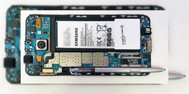 <b>Iată de ce şi cum se blochează stylusul în Galaxy Note 5, conform unei disecţii a terminalului</b>Vă informam ieri&nbsp;că Samsung Galaxy Note 5 are un mic defect, dacă &icirc;l putem numi aşa, care se poate transforma &icirc;ntr-o problemă serioasă &icirc;n m&acirc;inile unui utilizator neatent. Aparent dacă introduci stylusul invers &icirc;n...