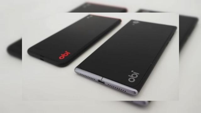 <b>Fostul CEO Apple, John Sculley lansează propriul smartphone: Obi Worldphone vine cu un design elegant</b>Fostul CEO, John Sculley, cel care l-a înlăturat pe Steve Jobs din organigramă Apple cu mulţi ani în urmă nu renunţa la implicarea sa în tehnologie. El a lansat o nouă serie de smartphone-uri, în colaborare cu Robert Brunner...