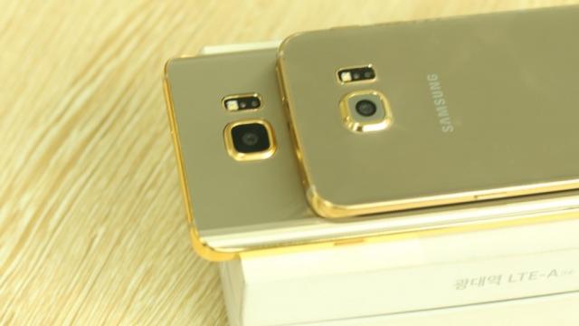 <b>Bling bling: Samsung Galaxy Note 5 şi Galaxy S6 Edge disponibile acum în variante acoperite cu aur</b>Pentru cei care nu considera că e de ajuns să ai un gadget auriu, există evident variantele suflate cu aur. Pentru acest public exclusivist există acum şi versiuni de Galaxy Note 5 şi Galaxy S6 Edge &icirc;mpodobite cu preţiosul metal. &nbsp;...