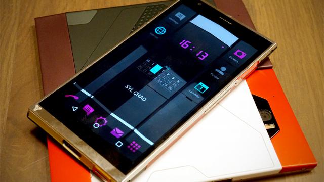 <b>Telefonul de la Turing Robotics ultra securizat şi cu carcasă liquid metal, va sosi în decembrie</b>Unul dintre cele mai interesante telefoane ale acestui an este aşa numitul Turing Phone, care vine de la Turing Robotics şi pune mare accent pe securitate. Azi aflăm că handsetul va fi livrat pe 18 decembrie, &icirc;n aceeaşi zi c&acirc;nd noul Star...