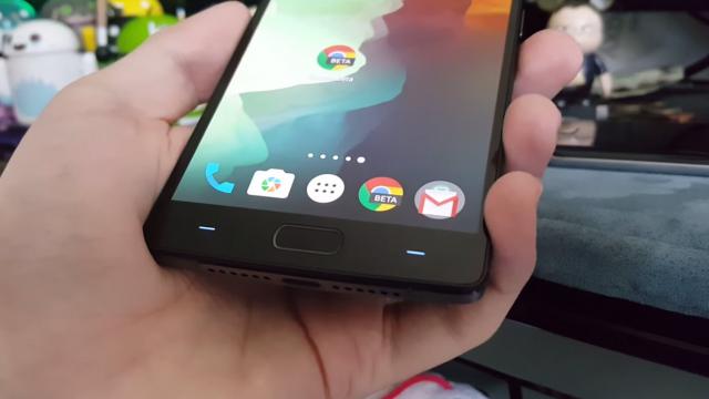 <b>OnePlus 2 are probleme cu butonul Home atunci când e ţinut cu o mână şi manevrat cu cealaltă; Probleme la izolare? (Video)</b>OnePlus One a avut ceva probleme cu ecranul, care au fost &icirc;n cele din urmă rezolvate şi mulţi se &icirc;ntreabă dacă OnePlus 2 a sosit chiar at&acirc;t de imaculat pe c&acirc;t &icirc;l prezintă recenziile. Ei bine, azi aflăm mulţumită...