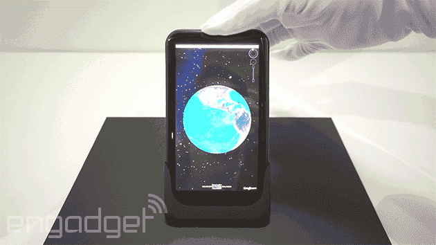 <b>AUO prezintă în Taiwan un telefon cu ecran ce poate fi îndoit pentru a controla aplicaţii</b>Compania AUO a prezentat &icirc;n cadrul showului Touch Taiwan 2015 un concept de telefon cu ecran curbabil pe margini. Acesta e prezent &icirc;n imaginea de mai jos, dar şi un GIF-ul ce &icirc;i urmează, care ne prezintă interacţiunea cu muchiile...
