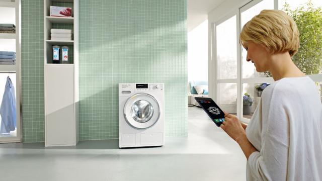 <b>IFA 2015: Miele prezintă maşina de rufe conectată la Internet şi alte gadgeturi şi sisteme de tip Internet of Things</b>Săptăm&acirc;na curentă este marcată de IFA 2015, show ce are loc la Berlin &icirc;n aceste zile şi care pe l&acirc;ngă telefoane şi tablete ne aduce şi inovaţii din domeniul Internet of Things. Spre exemplu compania Miele a prezentat prima...
