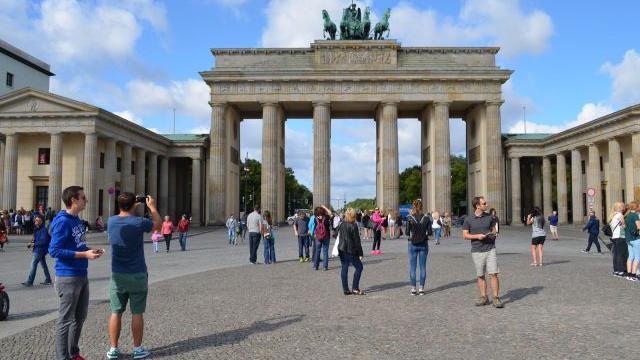 <b>Jurnal de bord IFA 2015, ziua 2: Huawei Mate S ni se dezvăluie în toată splendoarea sa</b>Cea de-a doua zi la Berlin a &icirc;nceput relativ matinal &icirc;n jurul orei 6, moment &icirc;n care am &icirc;nceput să mă pregătesc pentru evenimentul ce urma a fi desfășurat. Vorbesc despre conferința celor de la Huawei &icirc;n care urma a fi...