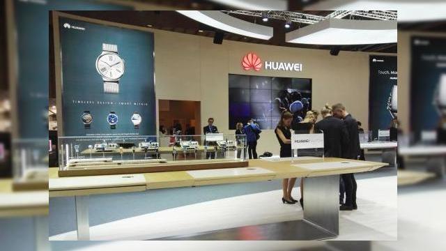 <b>Jurnal de bord IFA 2015, ziua 4: Ceasurile inteligente iau cu asalt târgul din Berlin, nici publicul nu se lasă mai prejos</b>Ieri, 4 septembrie, a fost ziua &icirc;n care IFA și-a deschis porțile și pentru public, mai precis pentru acele persoane dispuse să scoată 47 euro din buzunar pentru un bilet ce permitea vizitarea t&acirc;rgului doar pentru o zi, sau 69 euro pentru...