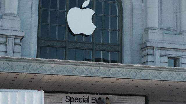 <b>Apple decorează Bill Graham Auditorium cu logo-ul propriu înainte de marele eveniment de pe 9 septembrie, aduce extra forte de securitate</b>Apple se pregăteşte febril de marele eveniment de pe 9 septembrie, miercuri urm&acirc;nd să luăm contact cu noile modele iPhone şi poate şi iPad, plus Apple TV. &Icirc;ntre timp am văzut că Bill Graham Auditorium a fost &icirc;mpodobit cu...