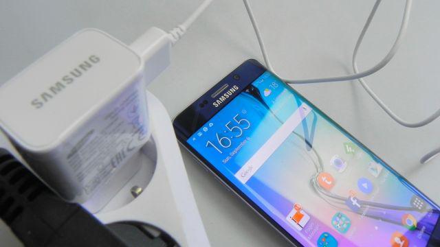 <b>Aproape sub o oră! Aproape... Avem un nou campion!</b>Cei care ne citiţi regulat şi vă documentaţi &icirc;nainte de cumpărarea unui telefon de aici de pe Mobilissimo, cunoaşteţi faptul că acordăm o foarte mare atenţie bateriei telefoanelor testate. Anul trecut, telefonul care s-a &icirc;ncărcat...