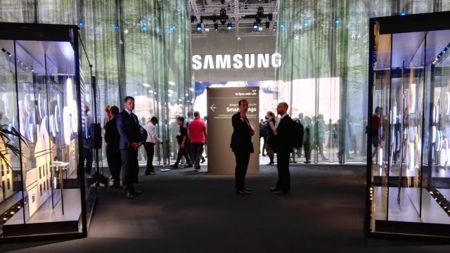 <b>Samsung va reduce cu 10% personalul din cadrul sediului său central din Koreea de Sud</b>Numele Samsung nu a fost at&acirc;t de vehiculat pe parcursul show-ului IFA 2015, dar iată că la nici doar o zi de la sf&acirc;rșitul acestui t&acirc;rg, presa este ațintită asupra companiei sud-coreene, și nu &icirc;ntr-un mod pozitiv. Potrivit...