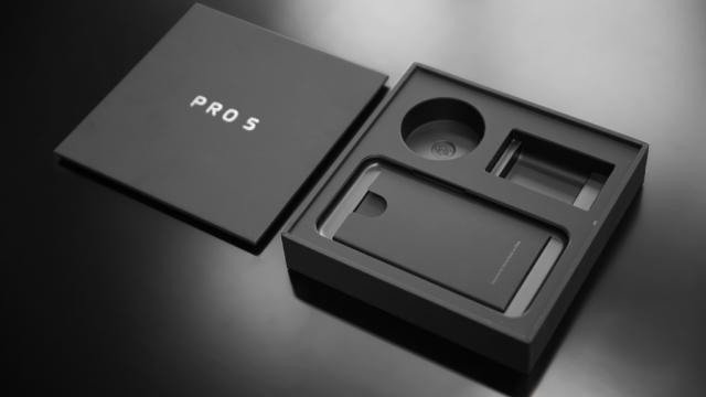 <b>[UPDATE - avem și prima imagine cu telefonul] - Meizu Pro 5 îşi dezvăluie ambalajul în noi randări, va sosi pe 23 septembrie</b>Meizu are un eveniment programat pentru data de 23 septembrie, atunci c&acirc;nd &icirc;i aşteptăm pe chinezi să prezinte o variantă Pro a lui Meizu MX5. Terminalul a mai avut parte de c&acirc;teva scăpări &icirc;n ultima vreme, iar azi &icirc;i...