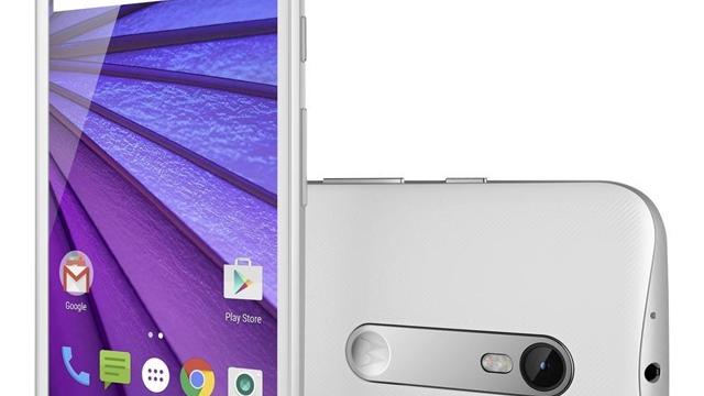 <b>Motorola Moto G (3rd Gen) poposește în oferta Cel.ro; costă 959 lei în varianta cu 1 GB memorie RAM</b>Pe data de 28 iulie, Motorola anunța un trio de smartphone-uri printre care se număra și Moto G (3rd Gen), sau mai bine zis, ediția pe 2015 a device-ului &icirc;n cauză. Astăzi, remarcăm că noul telefon ajunge și pe piața din Rom&acirc;nia prin...
