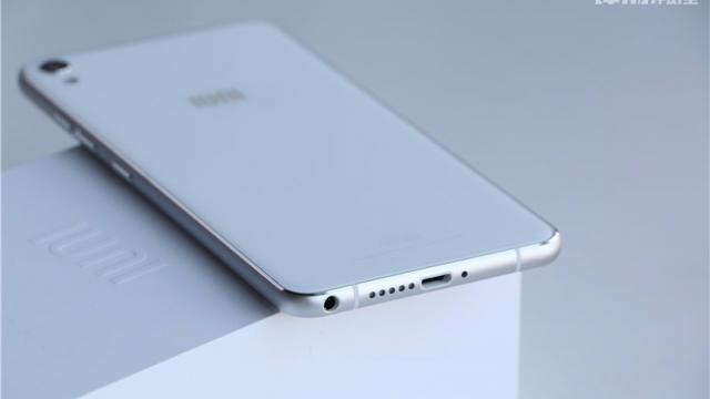<b>IUNI N1 anunţat oficial, vine cu ecran 2.5D curbat lateral şi dotări midrange; Iată imagini hands on cu terminalul şi ambalajul său</b>IUNI este un brand chinez producător de telefoane de care nu am mai auzit de ceva vreme, dar iată că revine &icirc;n actualitate astăzi, prin lansarea unui nou smartphone. E vorba despre IUNI N1, pe care &icirc;l admiraţi mai jos şi care are parte...
