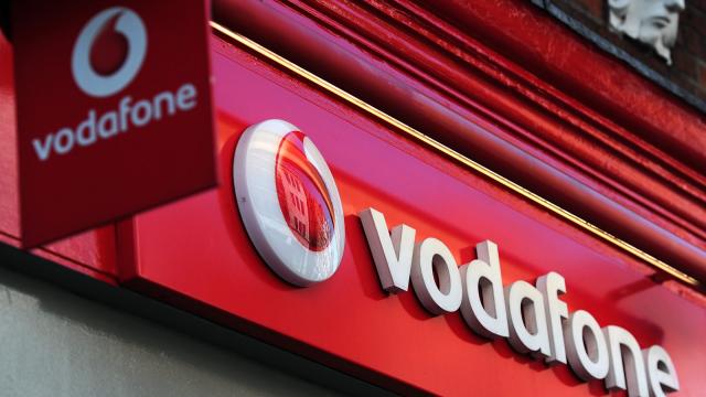 <b>[UPDATE - Răspuns oficial Vodafone România] - Vodafone Timișoara încheie un abonament unei familii de surdo-muți, fără ca aceștia să-l dorească de fapt</b>Dacă anterior aflam despre un scandal marca Telekom &icirc;n Timișoara, iată că acum este și r&acirc;ndul unei pățanii ce s-a desfășurat &icirc;n tabăra Vodafone, tot &icirc;n orașul de pe malurile Begăi. Mai precis, aflăm despre problema...