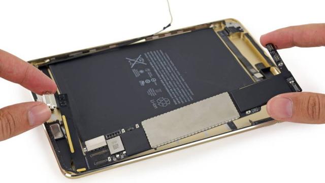 <b>iPad Mini 4 disecat de băieţii de la iFixit, vine cu procesor Apple A8 şi baterie mult mai mică decat iPad Mini 3</b>Ca de obicei după o lansare de nou produs Apple, suntem tare curioşi să vedem ce se afla la interiorul noului terminal, mai ales pentru că Apple nu prea dă detalii despre cantitatea de RAM sau numărul de core-uri spre exemplu. Astfel, urmărim cu...