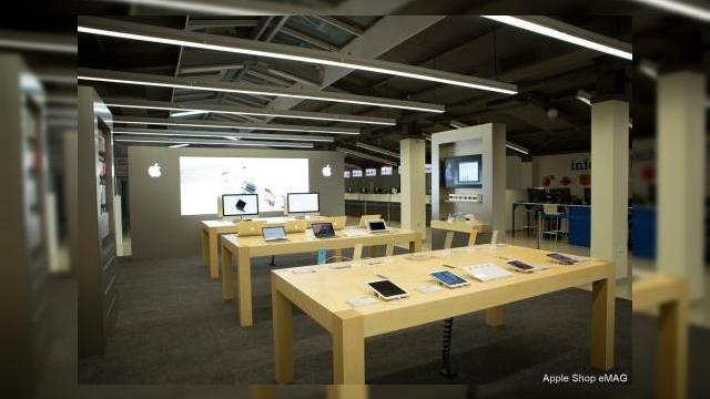 <b>Iată cum arată primul Apple Store imaginat de Jony Ive, și asemănările dintre acesta și magazinul deschis de eMAG în București</b>&Icirc;n ziua de 17 septembrie, vedeam pentru prima oară cum arată Apple Shop, un magazin dezvoltat de către eMAG prin intermediul unui parteneriat direct &icirc;ncheiat cu gigantul din Cupertino. Deși nu se ridică la &icirc;nălțimea magazinelor...