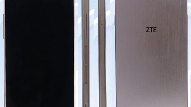 <b>ZTE S3003 e un smartphone bizar cu carcasă din metal, tocmai certificat de TENAA; Vine fără camere!</b>ZTE S3003 este un smartphone cu carcasa metalică, care tocmai a primit certificarea autorităţii TENAA. Terminalul se remarcă prin lipsa unei camere principale, dar şi a celei frontale, lucru bizar pentru anul 2015. &nbsp; &Icirc;n ziua de azi...