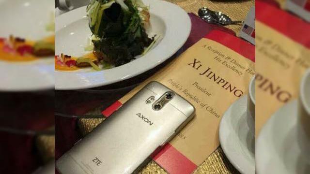 <b>Preşedintele chinez, Xi Jinping vizitează SUA şi primeşte cadou la sosire un telefon ZTE Axon</b>Preşedintele chinez, Xi Jinping a realizat &icirc;n această săptăm&acirc;nă o vizită &icirc;n SUA, &icirc;ncep&acirc;nd cu oraşul Seattle, ocazie cu care a primit un smartphone cadou. Ne-am fi aşteptat la un produs pur american, precum un iPhone,...