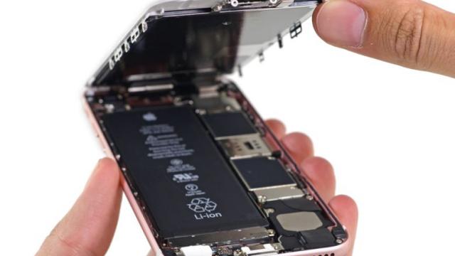 <b>iPhone 6s disecat de iFixit; Vine cu o baterie mai mică, dar se poate repara destul de uşor (Video)</b>iFixit&nbsp;e din nou la treabă, de această dată disec&acirc;nd un iPhone 6s, după ce a făcut acelaşi lucru cu un iPad Mini 4. Atunci am fost şocaţi de c&acirc;t de mică era capacitatea bateriei faţă de cea a lui iPad Mini 3. Hai să vedem cum...
