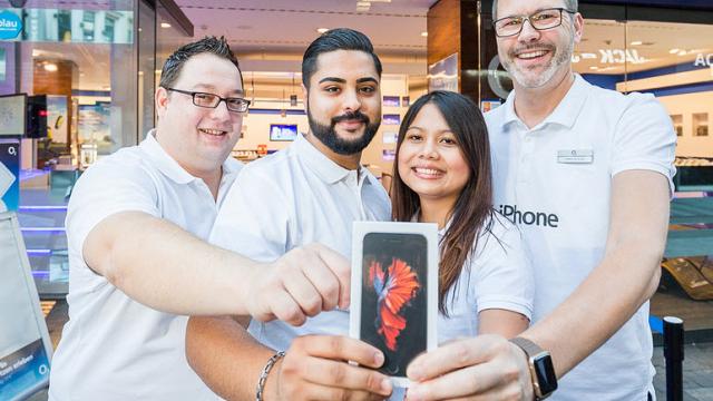 <b>În doar un weekend de la startul vânzărilor, Apple vinde 13 milioane de iPhone-uri 6s și 6s Plus</b>Ca de fiecare dată c&acirc;nd un nou produs Apple sosește &icirc;n magazine, interesul generat de către consumatori este la cote uriașe, comportament ce &icirc;l remarcăm și acum &icirc;n 2015. Astfel, &icirc;n doar un weekend de la startul...