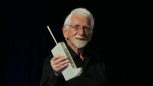 <b>iPhone 6s este "plictisitor", conform lui Martin Cooper, inventatorul telefonului mobil</b>Martin Cooper o să fie ţinut minte pe vecie pentru faptul că a inventat primul telefon mobil, prezent&acirc;ndu-l &icirc;n anul 1973, ceea ce &icirc;i conferă o anumită autoritate &icirc;n zona handseturilor. Ei bine, acum celebrul inventator a avut...