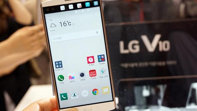 <b>LG V10 primeşte un prim preţ şi data de lansare</b>LG V10, ineditul telefon cu un ecran secundar plasat deasupra celui principal e deja un hit... pe Forumul Mobilissimo.ro. El a st&acirc;rnit discuţii ample, ajung&acirc;nd la peste 50 de comentarii &icirc;ntr-o singură zi de la lansare. Azi aflăm şi...