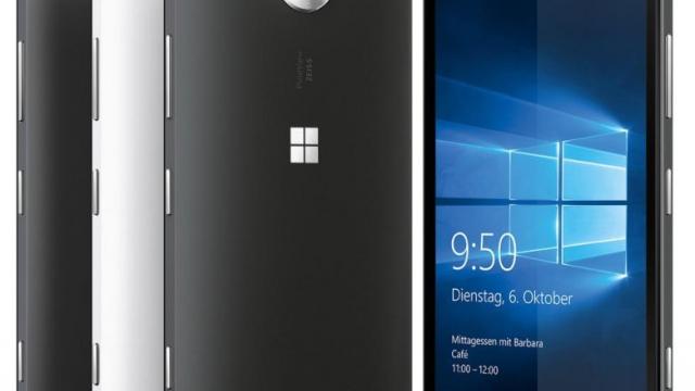 <b>O nouă imagine cu Microsoft Lumia 950 se axează pe scannerul de iris de la bord</b>Se poate spune că se exagerează puţin cu scăpările şi zvonurile despre terminalele Microsoft Lumia 950/Lumia 950 XL, surprizele legate de aceste modele urm&acirc;nd a fi zero la momentul lansării. Ei bine azi avem &icirc;ncă o imagine cu Lumia...