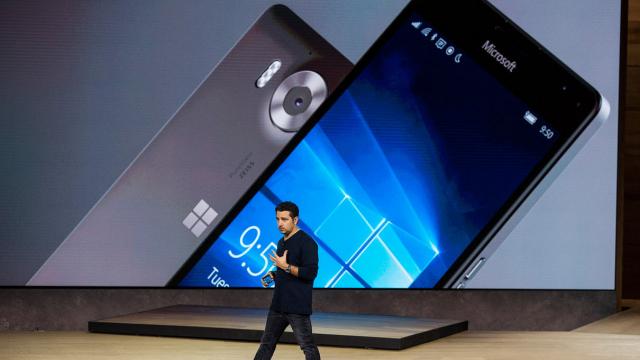 <b>Iată toate lansările Microsoft de ieri însumate într-un clip video de 5 minute</b>&Icirc;n cursul zilei de ieri, cei de la Microsoft au dezvăluit noi smartphone-uri cu Windows 10 Mobile la bord, dar și o tabletă, respectiv un notebook ce adoptă noul OS &icirc;n versiunea desktop. Special creat pentru cei care nu au avut răbdare...