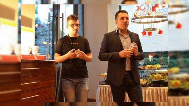 <b>QuickMobile lansează magazinul internațional QuickMobileShop.com și anunță o redefinire a operațiunilor de service</b>Astăzi, 7 octombrie, am participat și la evenimentul QuickMobile din București, conferință ce a avut loc la restaurant Barbizon&nbsp;din cadrul hotelului Pullman. Preț de aproximativ 30 minute, Tudor Țiboc, CEO QuickMobile, a avut plăcerea să ne...