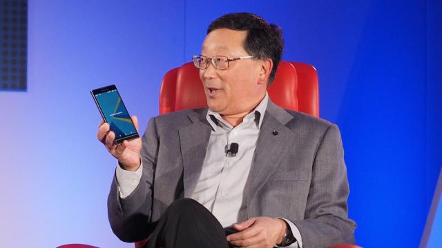 <b>BlackBerry ar putea renunţa la producţia de telefoane de anul viitor</b>În cadrul unui interviu acordat la conferinţele Code/Mobile, CEO-ul BlackBerry John Chen a afirmat că firma pe care o conduce ar putea să renunţe la segmentul hardware, dacă nu devine profitabil până anul viitor. Am mai auzit această...