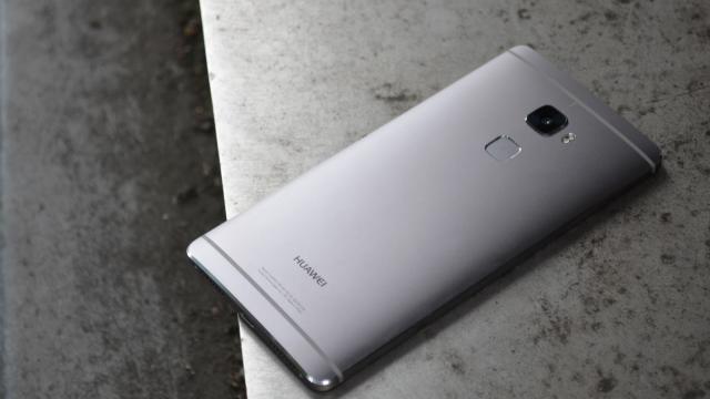 <b>Iată primele prețuri de pe plan local pentru Huawei Mate S; varianta de 32 GB ajunge la Cel.ro</b>Printre telefoanele ce le-am văzut anul acesta la IFA, s-a numărat și Huawei Mate S, un device foarte arătos cu specificații demne de un flagship pe care tocmai vi l-am prezentat &icirc;ntr-un review detaliat. &Icirc;ntre timp, iată că telefonul a...