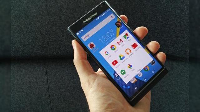 <b>Una dintre primele prezentări ale lui BlackBerry Priv, include unele aspecte negative legat de noul telefon, precum focalizarea camerei și elemente legate de design</b>După BlackBerry Passport, care a fost considerat un produs de succes anul trecut, firma canadiană vrea să rupă gura târgului cu modelul BlackBerry Priv. El e primul terminal cu Android preinstalat de la BlackBerry şi a avut parte de numeroase...