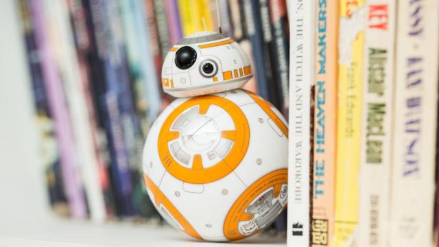 <b>SPHERO BB-8, roboțelul ce poate fi controlat cu smartphone-ul, ajunge în oferta QuickMobile.ro</b>Anul acesta la IFA, pe l&acirc;ngă smartphone-uri și tablete am văzut și device-uri ceva mai altfel, cum este cazul roboțelului SPHERO BB-8 ce imită un personaj din trailerele Star Wars VII. După ce vă informam că această jucărie poate fi...