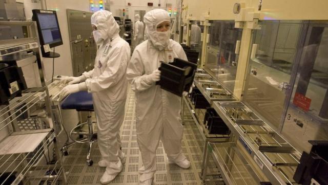 <b>Intel dedică o întreagă echipă unui proiect de modem LTE pentru următorul iPhone</b>Intel dedică ample resurse unui proiect axat pe un modem LTE creat special pentru viitoarea generaţie de modele iPhone, conform celor de la Venturebeat. La integrarea lui Intel 7360 pe iPhone 7 lucrează o echipă de aproximativ 1000 de persoane, se...