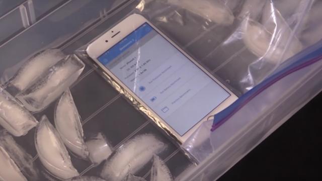 <b>Răcirea cu apă schimbă rezultatele în testele benchmark ale smartphone-urilor, inclusiv în cazul lui iPhone 6s</b>Se discuta de ceva vreme de răcire cu lichid a procesoarelor de pe telefoanele mobile şi din c&acirc;te am &icirc;nţeles modelele Lumia 950 ar avea parte de sisteme de acest gen pe chipseturile lor. Ei bine, azi vedem un alt tip de răcire, pe bază de...