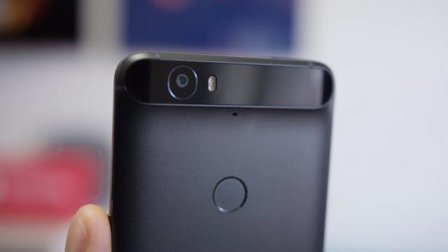 <b>Google Nexus 6P primeşte primele unboxinguri de la Marques Brownlee şi Phone Arena (Video)</b>​Cu c&acirc;teva săptăm&acirc;ni &icirc;n urma debutau noile telefoane Google Nexus, produse de LG şi Huawei şi dacă noi le aşteptăm &icirc;n continuare &icirc;n teste, faimosul video blogger Marques Brownlee a primit deja unul din ele la review....