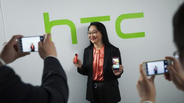 <b>CEO-ul HTC, Cher Wang afirmă că HTC One A9 e destul de bun încât să înlocuiască un iPhone</b>Criticat aproape universal &icirc;nainte de debut, doar dacă ne luăm după scăpările sale, HTC One A9 mai are mai puţin de 24 de ore p&acirc;nă la debut. El este prefaţat de declaraţiile lui Cher Wang, CEO HTC, care convinsă de succesul său....