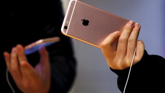 <b>Apple nu poate ajuta un judecător american să acceseze datele de pe un iPhone, ele fiind prea bine securizate</b>Un judecător american a solicitat ajutorul celor de la Apple pentru a debloca un iPhone şi a accesa informaţiile de pe acesta, pentru a rezolva un caz. Apple ar fi declarat că e imposibil să deblocheze modele iPhone, cel puţin în cazul celor...