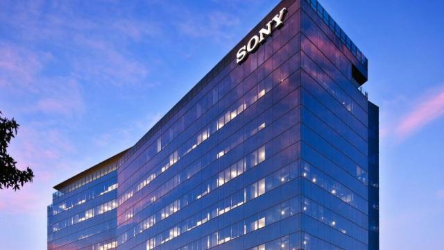 <b>După o perioadă de 20 ani, Sony va deschide o nouă fabrică destinată producției de terminale mobile</b>Cu toate că de-a lungul acestor 10 luni din 2015 am auzit de nenumărate ori despre posibilitatea ca Sony să v&acirc;ndă secțiunea Mobile din cadrul companiei, se pare că japonezii nu au o astfel de idee &icirc;n plan. Un lucru ce vine să...