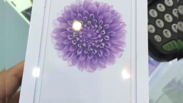 <b>iPhone 6 primeşte o nouă cutie, cu o randare a telefonului imprimată pe capac</b>Varianta originală a cutiei lui iPhone 6, cea pe care o deschideam la recenzia de acum un an era mată şi doar cu un model în relief al handsetului, fără vreun imprimeu. Ei bine, se pare că în Asia au apărut şi noi variante de...