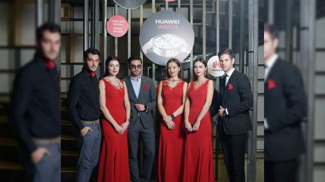 <b>Huawei Watch s-a lansat oficial și pe piața din România; ajunge spre sfârșitul lui noiembrie la un preț de 399 euro</b>După lansarea inițială din cadrul show-ului IFA 2015, iată că ceasul Huawei Watch a ajuns acum și pe piața din Rom&acirc;nia, iar pentru a anunța disponibilitatea produsului a fost ținut și un eveniment de presă la care am participat chiar...