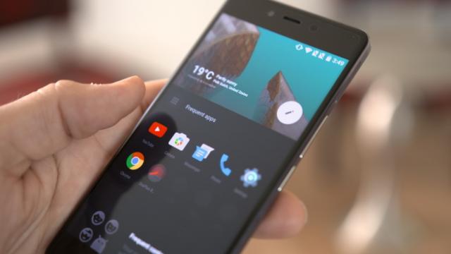 <b>OnePlus X primeşte un prim unboxing şi impresii hands-on (Video)</b>A venit şi ziua cea mare şi OnePlus X a fost anunţat cu câteva ore în urmă. În vreme ce noi testam OnePlus 2, acest terminal a devenit oficial şi iată-l primind şi un hands on şi unboxing mai jos, mulţumită lui Dom...